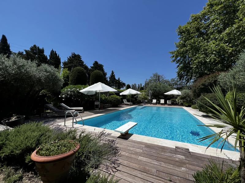 Mas - 460 m² - 14 pièces