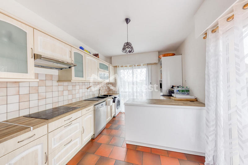 Maison traditionnelle - 237 m² - 10 pièces