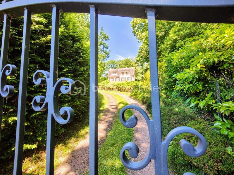 Propriété - 234 m² - 11 pièces