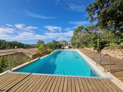 Maison - 280 m² - 8 pièces