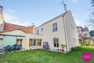 Maison - 225 m² - 7 pièces