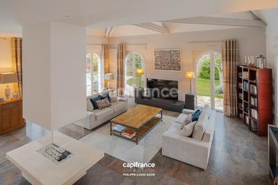 Maison - 233 m² - 7 pièces