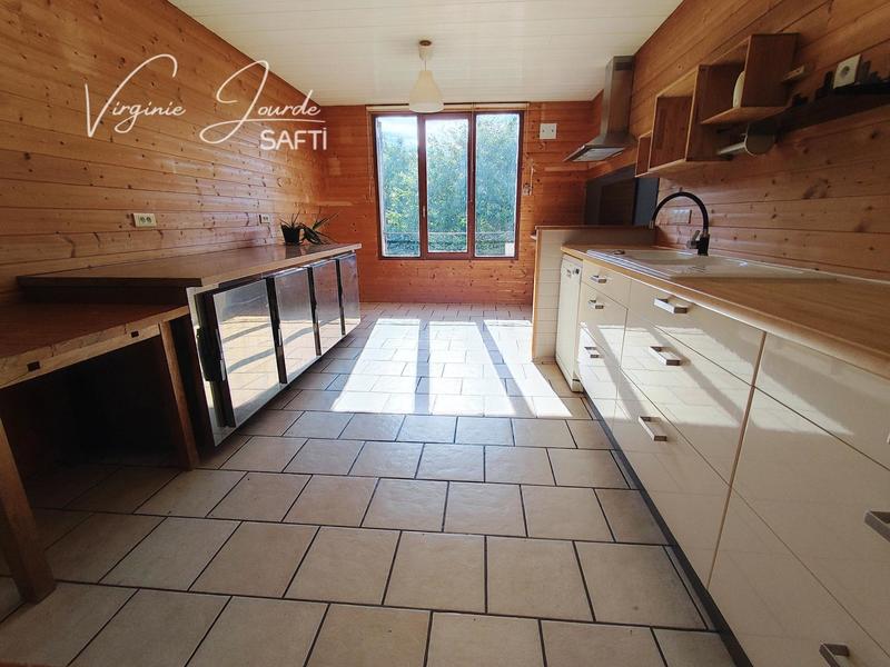 Maison - 216 m² - 9 pièces