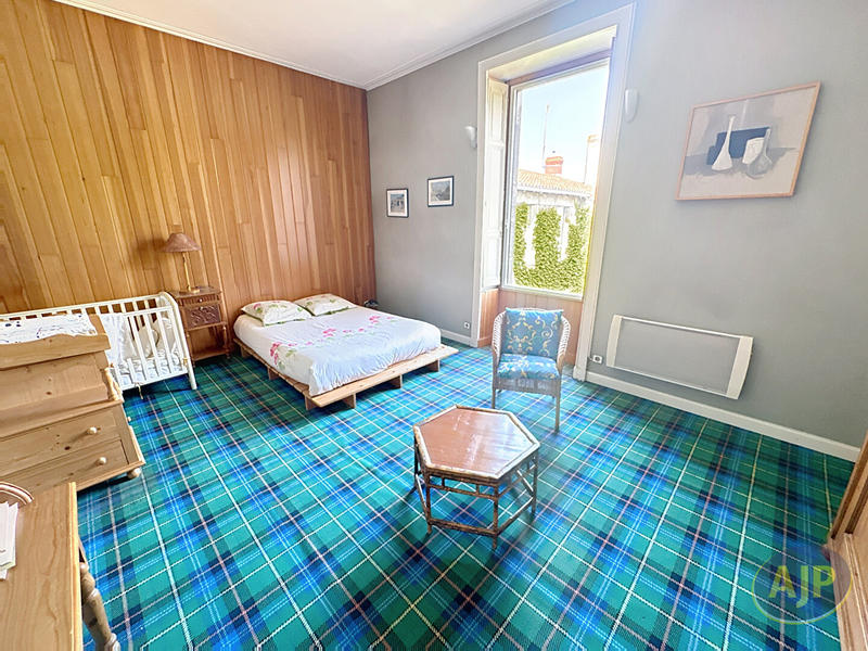 Maison - 350 m² - 12 pièces