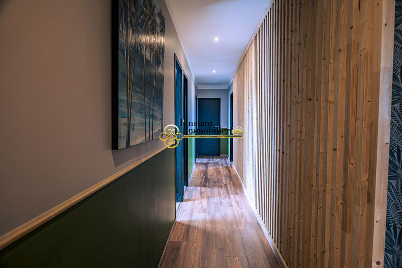 Maison - 238 m² - 8 pièces