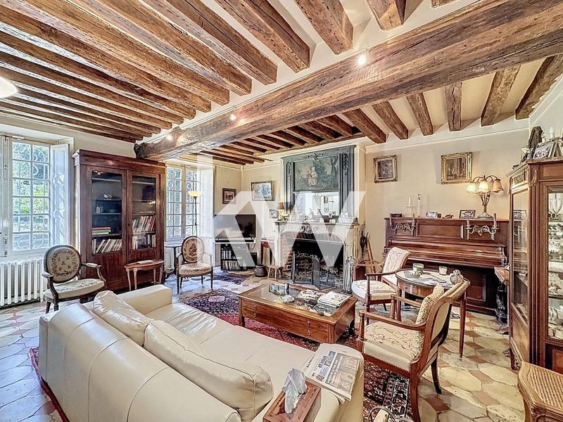 Maison - 296 m² - 18 pièces