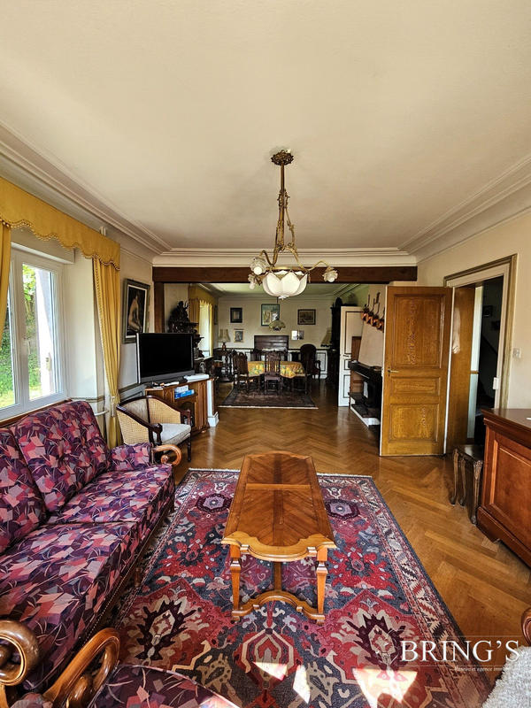 Maison - 234 m² - 8 pièces