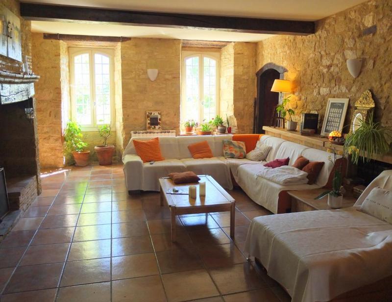 Maison - 1 122 m² - 22 pièces