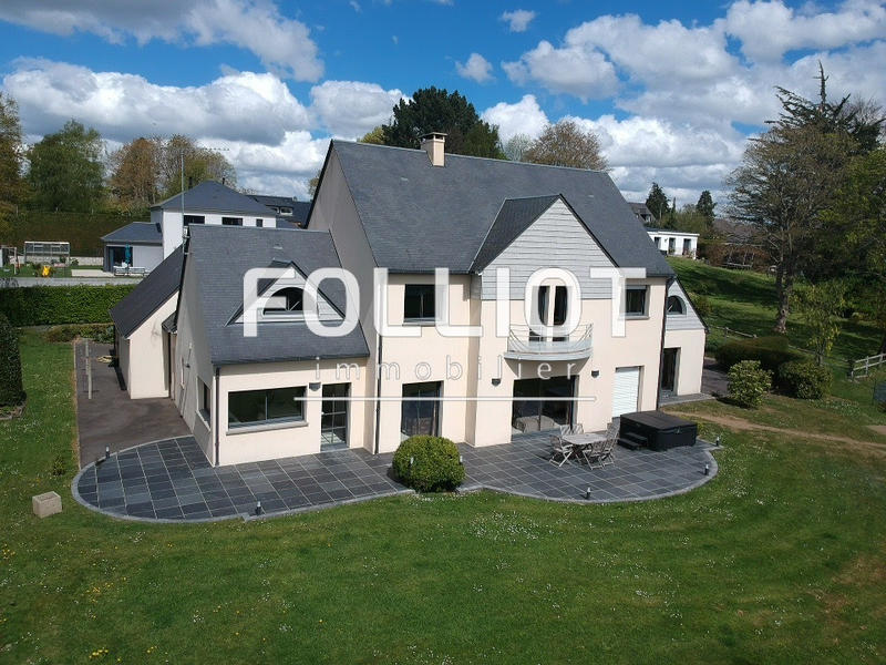 Maison - 300 m² - 8 pièces