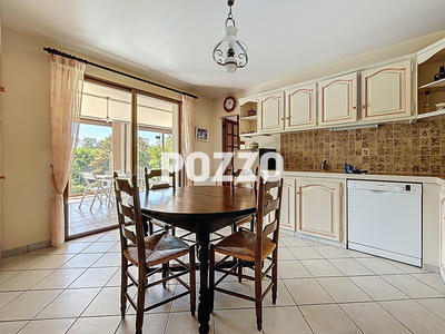 Maison - 220 m² - 8 pièces