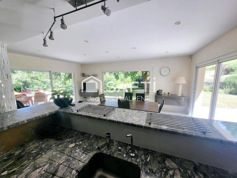 Maison - 340 m² - 11 pièces