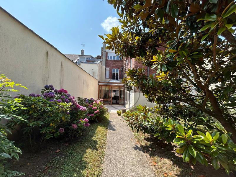 Maison - 276 m² - 9 pièces