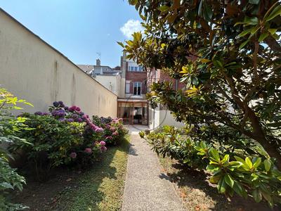 Maison - 276 m² - 9 pièces