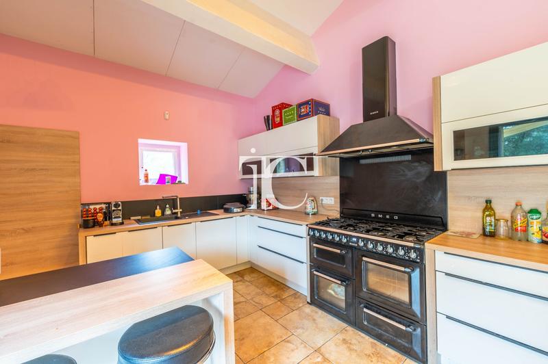 Maison - 241 m² - 8 pièces