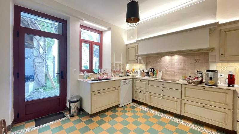 Propriété - 320 m² - 10 pièces