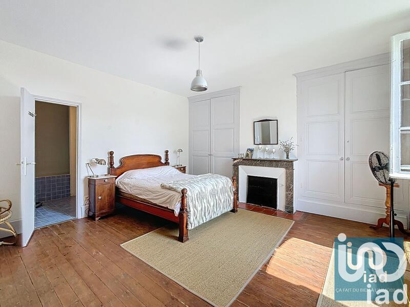 Maison - 240 m² - 8 pièces