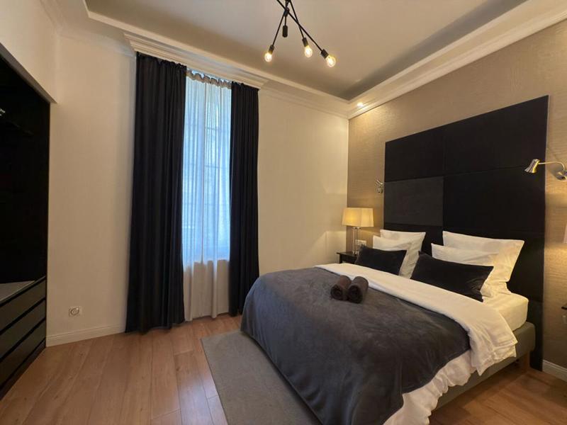 Maison - 400 m² - 12 pièces