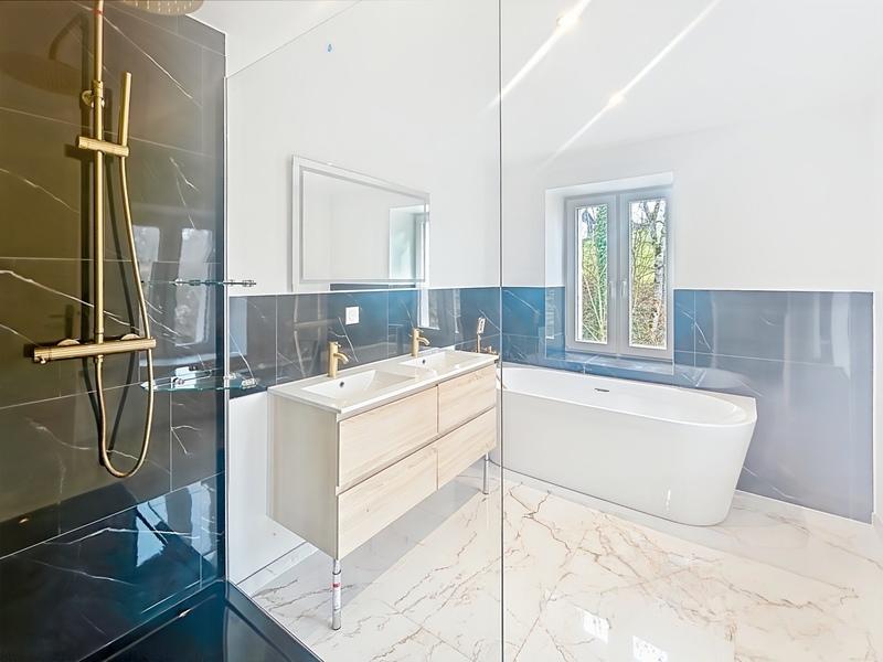 Maison - 208 m² - 8 pièces