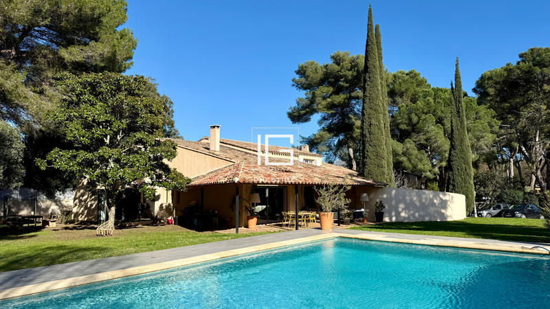 Maison - 300 m² - 7 pièces