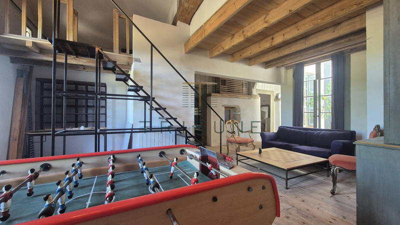 Maison - 330 m² - 13 pièces