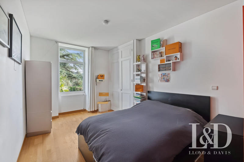 Maison - 280 m² - 9 pièces