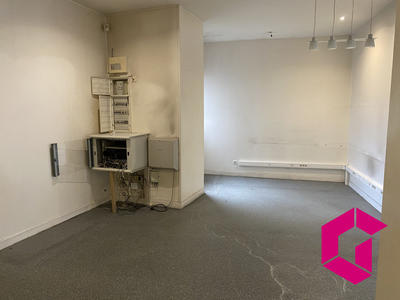 Local commercial - 99 m² - 6 pièces