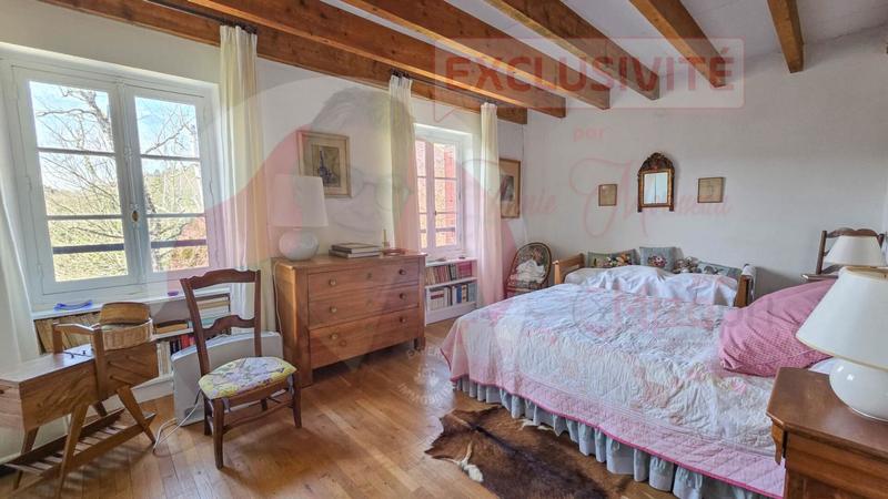 Maison - 214 m² - 8 pièces