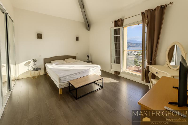 Triplex - 94 m² - 4 pièces