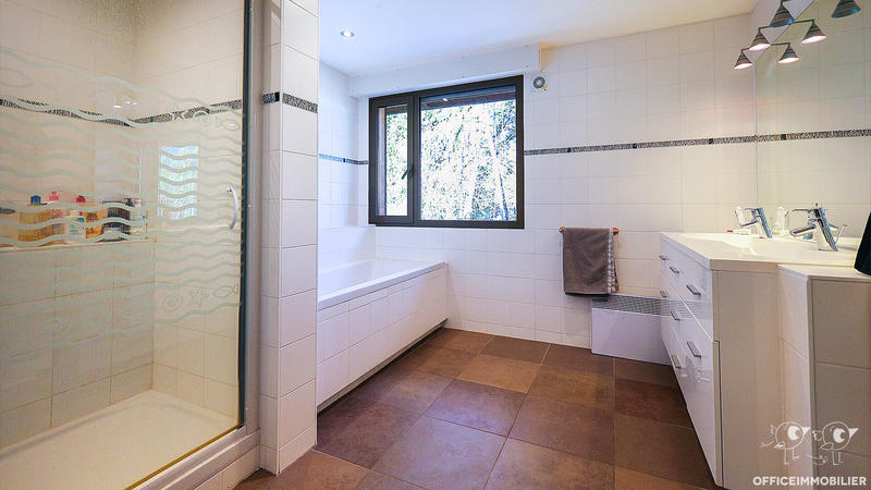 Maison - 202 m² - 7 pièces