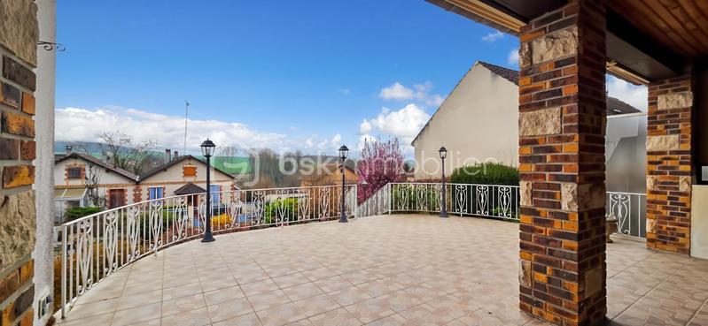 Maison traditionnelle - 198 m² - 8 pièces