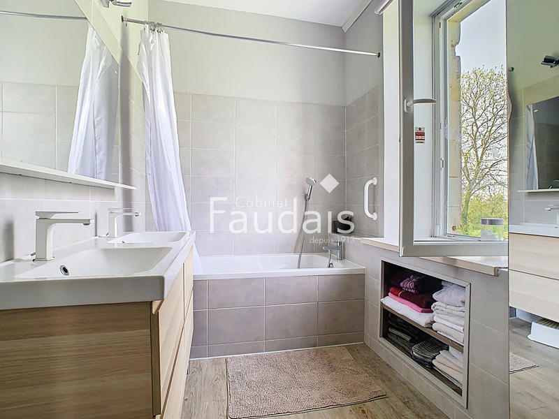 Maison - 415 m² - 16 pièces