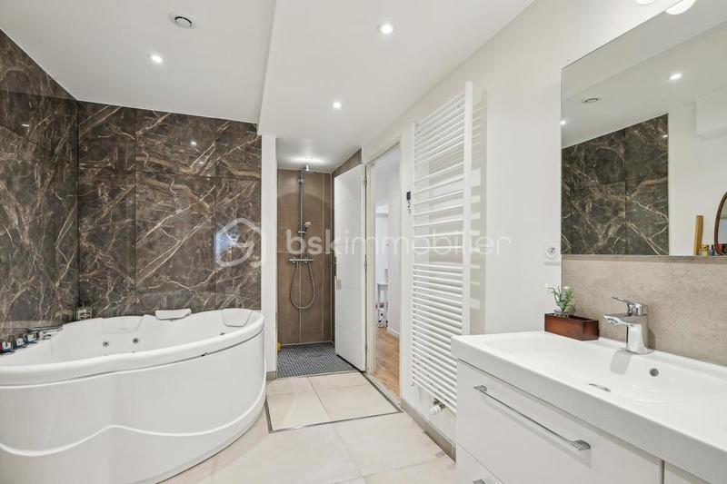 Maison - 234 m² - 7 pièces