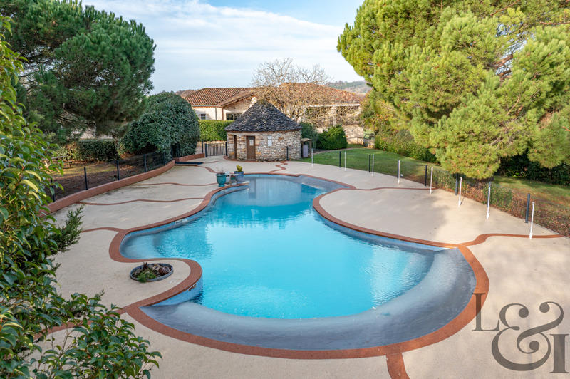 Maison - 1 600 m² - 40 pièces