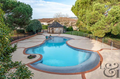 Maison - 1 600 m² - 40 pièces