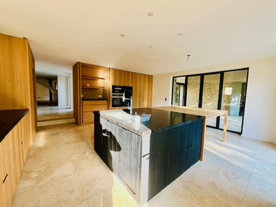 Maison - 385 m² - 8 pièces