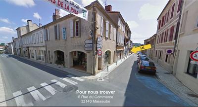 Les Pieds Sous la Table