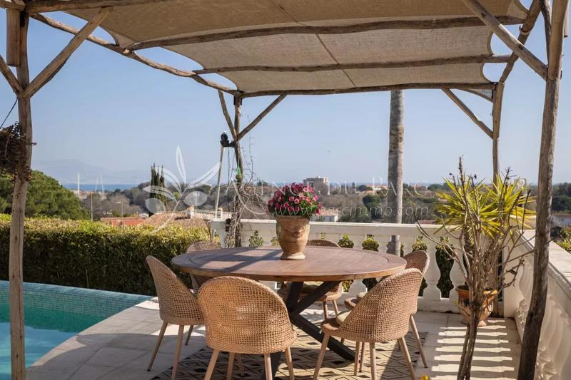 Maison - 250 m² - 6 pièces