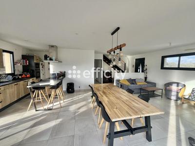 Maison - 121 m² - 7 pièces