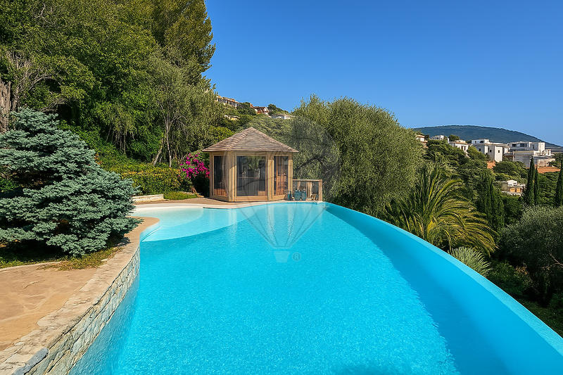 Propriété - 385 m² - 8 pièces