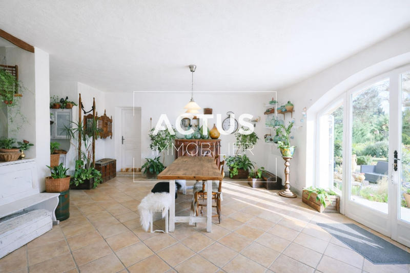 Maison - 220 m² - 7 pièces