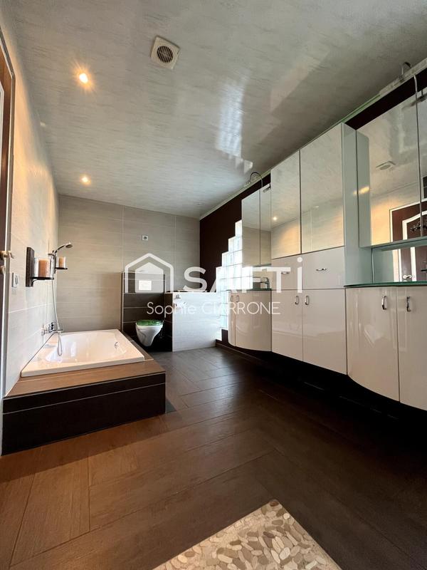 Maison - 240 m² - 7 pièces