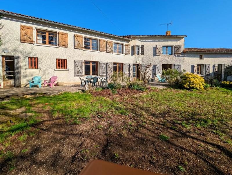 Maison - 255 m² - 8 pièces