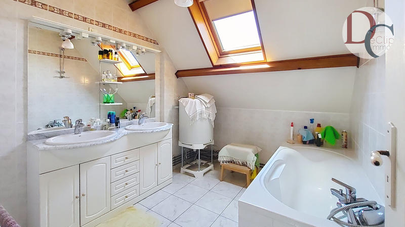 Maison - 250 m² - 8 pièces