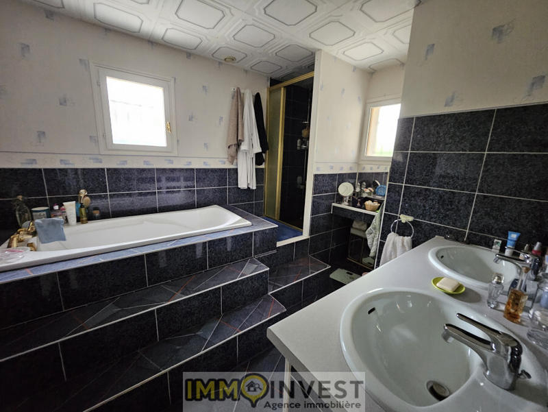 Propriété - 260 m² - 9 pièces