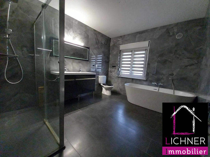 Maison - 220 m² - 8 pièces