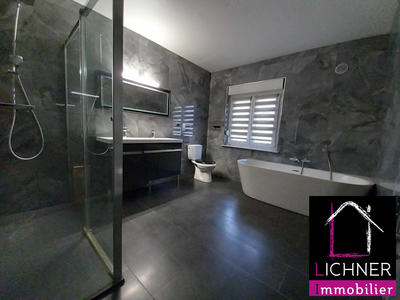 Maison - 220 m² - 8 pièces