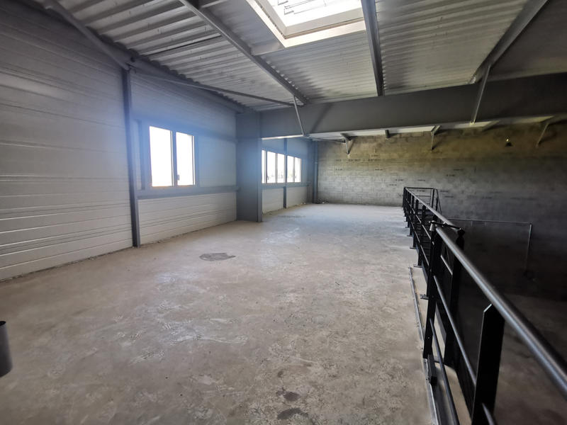 Local d'activités - 301 m²