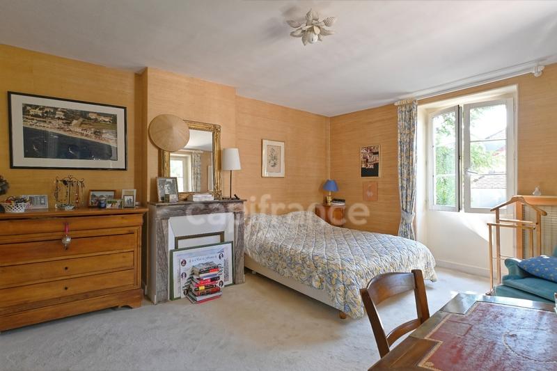 Maison - 230 m² - 9 pièces