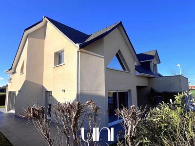 Maison - 235 m² - 8 pièces