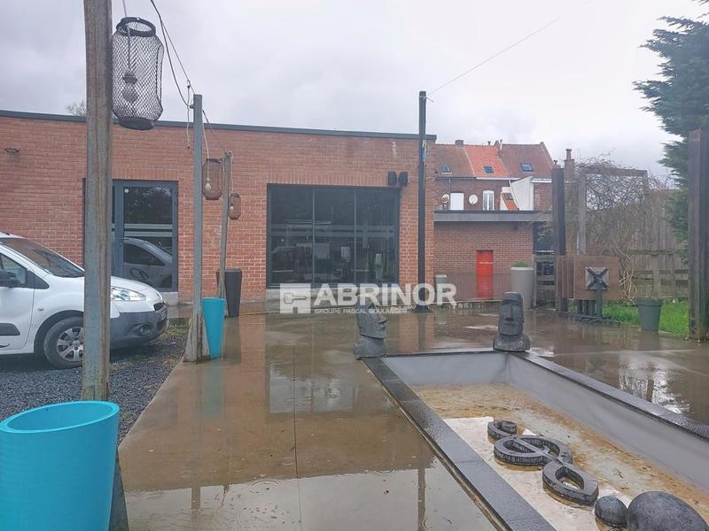 Services - 2 700 m² - 10 pièces